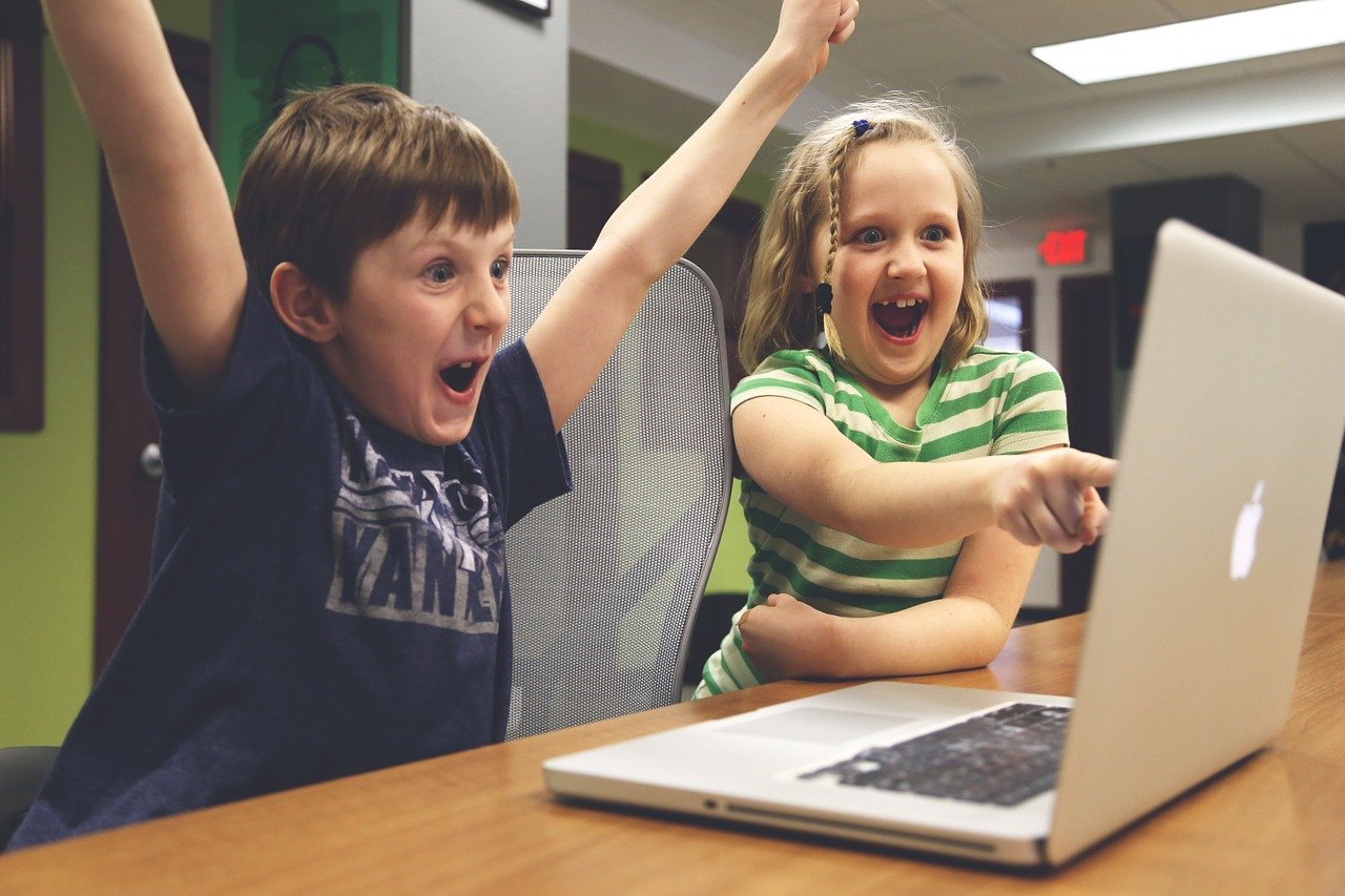 Niños celebrando