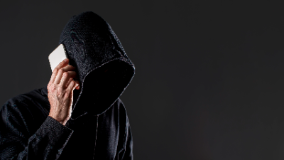 Estafa recovery room - hacker hablando por teléfono