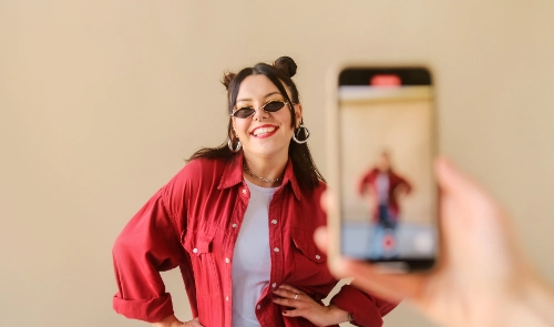 Finfluencer grabando contenido sobre brokers para redes sociales
