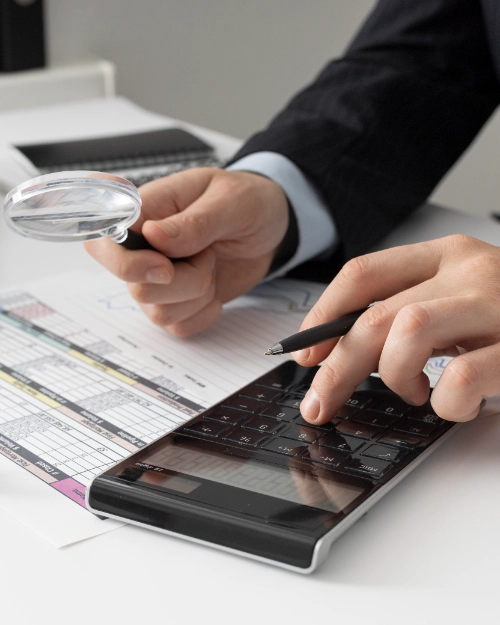 Inversionista calculando el impacto fiscal de sus operaciones de compraventa