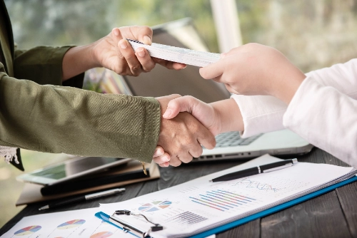 Personas de negocios estrechando la mano al cerrar un acuerdo de certificado de depósito