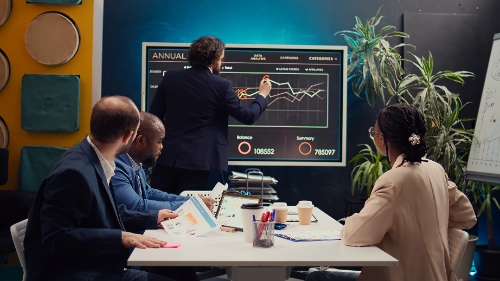 Equipo de profesionales colaborando en el análisis de estrategias de mercado