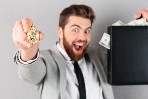 Inversionista confiado sopesando activos de mayor riesgo y rentabilidad
