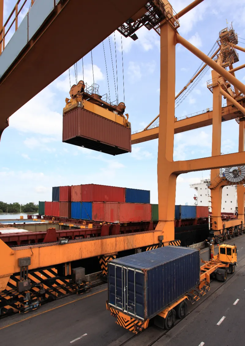 Contenedores de carga en un puerto representando el comercio internacional afectado por aranceles