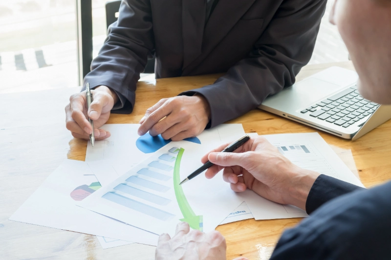 Equipo de negocios discutiendo estrategia financiera en la oficina