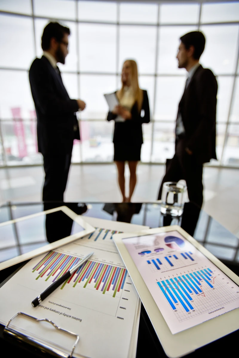 Estructura de capital de una empresa: documentos con estadísticas financieras sobre una mesa de oficina